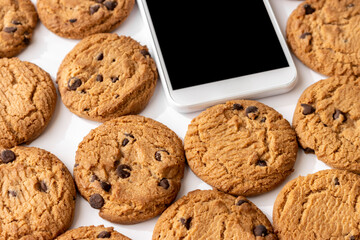 スマートフォンとクッキー。デジタルデバイスのCookieイメージ