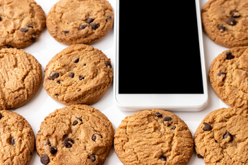 スマートフォンとクッキー。デジタルデバイスのCookieイメージ