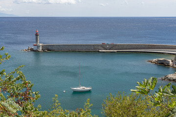 Bateau dans un port près d'un phare