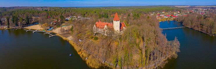 Panoramiczny widok z lotu ptaka na zamek Książąt Lubomirskich w Lubniewicach nad jeziorem Lubiąż