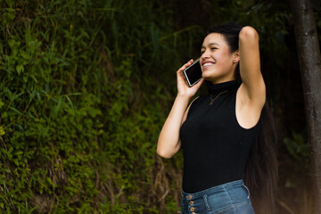 Una foto de una chica caucásica usando un smartphone durante la publicidad en un parque