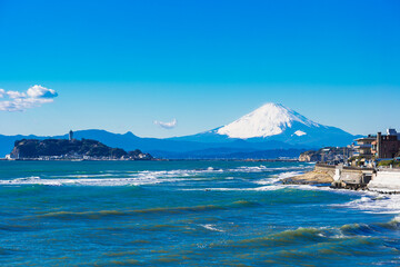 冬の湘南海岸　江の島と富士山
