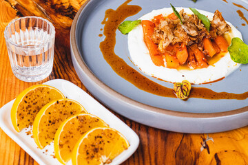 Hummus de zanahoria junto a shot de mezcal y naranjas 