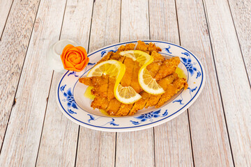 In Chinese-Canadian cuisine, it usually consists of sautéed or deep-fried pieces of chicken meat covered in a thick, sweet lemon sauce.