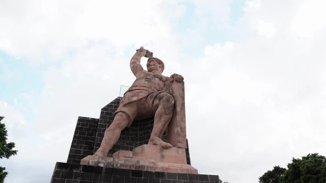 Statue of a Mexican soldier raising his right hand in Guanajuato 