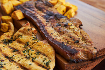 chicken and ribs with fried plantains