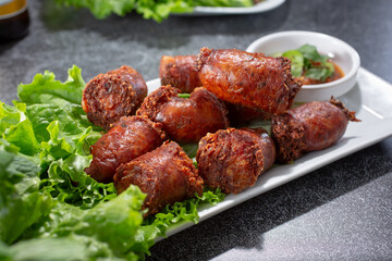 A view of a plate of Lao pork sausage.