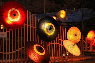 ライトアップされた伝統工芸の美しい和傘