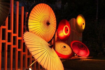 ライトアップされた伝統工芸の美しい和傘