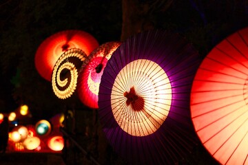 ライトアップされた伝統工芸の美しい和傘