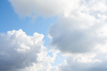 Ciel bleu entouré de nuages