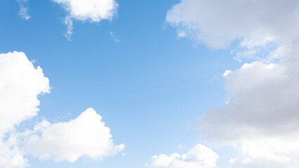 Ciel bleu entouré de nuages