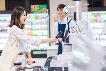 電子マネー決済をおすすめする店員とお客様