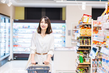 スーパーで買い物をする若い女性