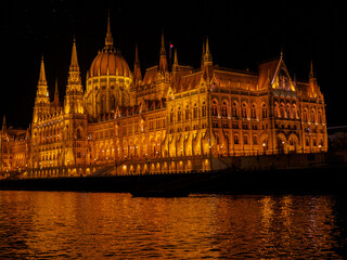 Obraz premium hungarian parliament building at night