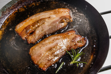 厚切りベーコン　Enamel frying pan and thick bacon