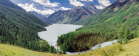 Fototapeta na wymiar The landscape of Kucherlinskoye lake with mountains on background