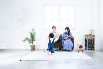 父親に駆け寄るファンタジー家族のイメージ
憧れがすごい