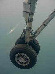 着陸前の飛行機の車輪
