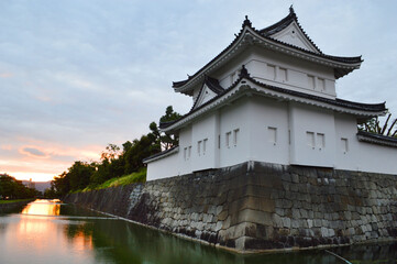 Fototapeta na wymiar 夕暮れの京都市世界遺産二条城の東南隅櫓
