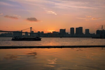 Fototapeta premium 横浜港の日の入り