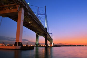 夕暮れのYokohama Bay Bridge