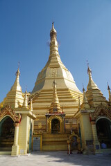 Fototapeta premium ミャンマー ヤンゴンのスーレーパゴダ