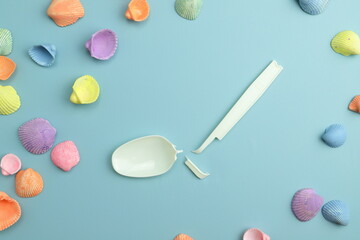 折れたプラスチックのスプーン　海洋プラスチック　イメージ