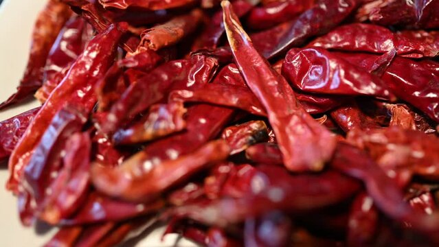 smooth left to right, plate of dried chili peppers, Japones, dried Chile Pigment Seche