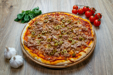 Obraz na płótnie Canvas pizza with tuna, green olives and tomato sauce