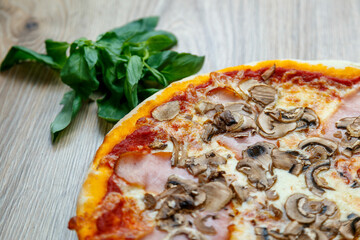 pizza prosciutto e funghi