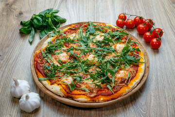 pizza with shrimp, mozzarella, arugula and tomato sauce