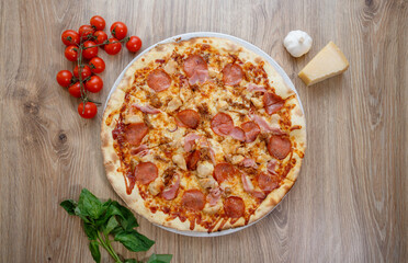 pizza with chicken breast, mozzarella, salami and white sauce