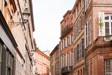 Fototapeta na wymiar pink building alley in the heart of the old city of Toulouse Haute-Garonne in France