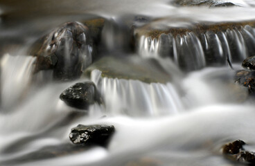 Wasser und Felsen