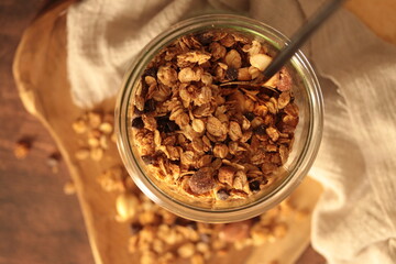 granola au beurre de cacahuète, fruits secs et pépites de chocolat