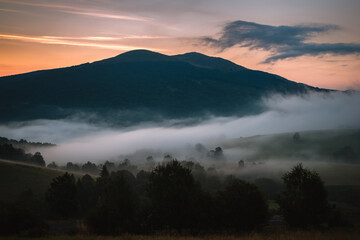 Bieszczadzki świt. Połonina Caryńska przed wschodem słońca i mgły w dolinie Wołosatego