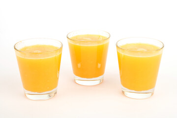 Drei Gläser Orangensaft