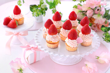 Valentine cupcakes with white chocolate and strawberry cream with strawberry. 
Valentine bouquet of rose flowers  and gift.　いちごカップケーキ　バレンタイン　バレンタインデー　母の日
