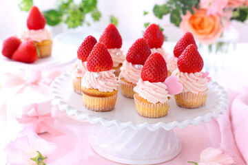 Valentine cupcakes with white chocolate and strawberry cream with strawberry. 
Valentine bouquet of rose flowers  and gift.　いちごカップケーキ　バレンタイン　バレンタインデー　母の日