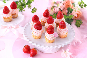 Valentine cupcakes with white chocolate and strawberry cream with strawberry. 
Valentine bouquet of rose flowers  and gift.　いちごカップケーキ　バレンタイン　バレンタインデー　母の日