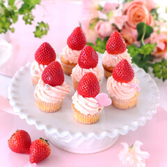 Valentine cupcakes with white chocolate and strawberry cream with strawberry. 
Valentine bouquet of rose flowers  and gift.　いちごカップケーキ　バレンタイン　バレンタインデー　母の日