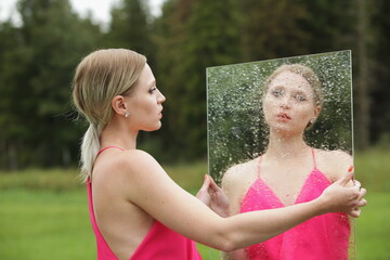 Schöne Frau mit Spiegel, Schöne Frau im rosaroten Hosenanzug mit Spiegel