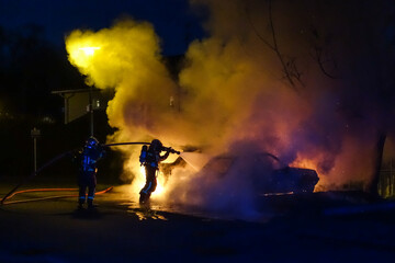 Obraz premium Intervention des pompiers sur des Véhicules enflammés