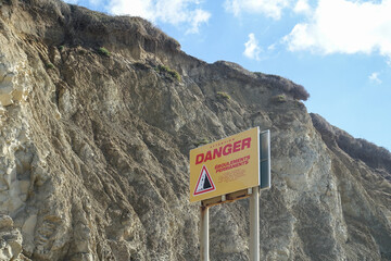 Panneau Danger érosion : éboulement de falaises, sur la Côte Basque