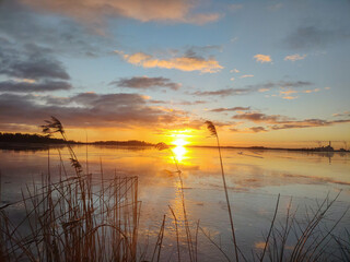 Obraz premium Spectacular sunset over frozen lake in the Sweden in winter