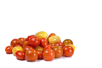 Verschiedene Minitomaten vor weißem Hintergrund