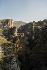 Fototapeta na wymiar Paisaje de la sierra de Granada con tonos verdes y marrones