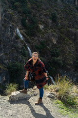 Naklejka premium Chica joven guapa con gafas en entorno natural tomando fotografías mientras esta de senderismo en un parque natural