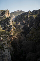 Paisaje de la sierra de Granada con tonos verdes y marrones